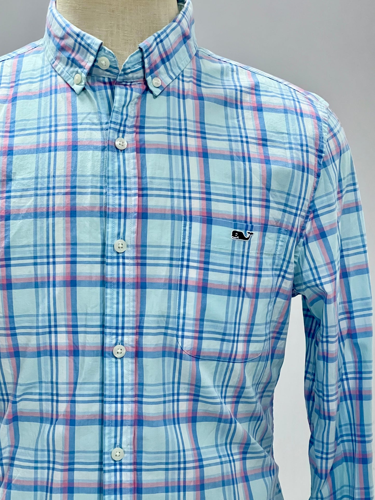 Camisa de botones Vineyard Vines 🐳 de cuadros en color rosado y celeste Talla M Entalle Slim Fit