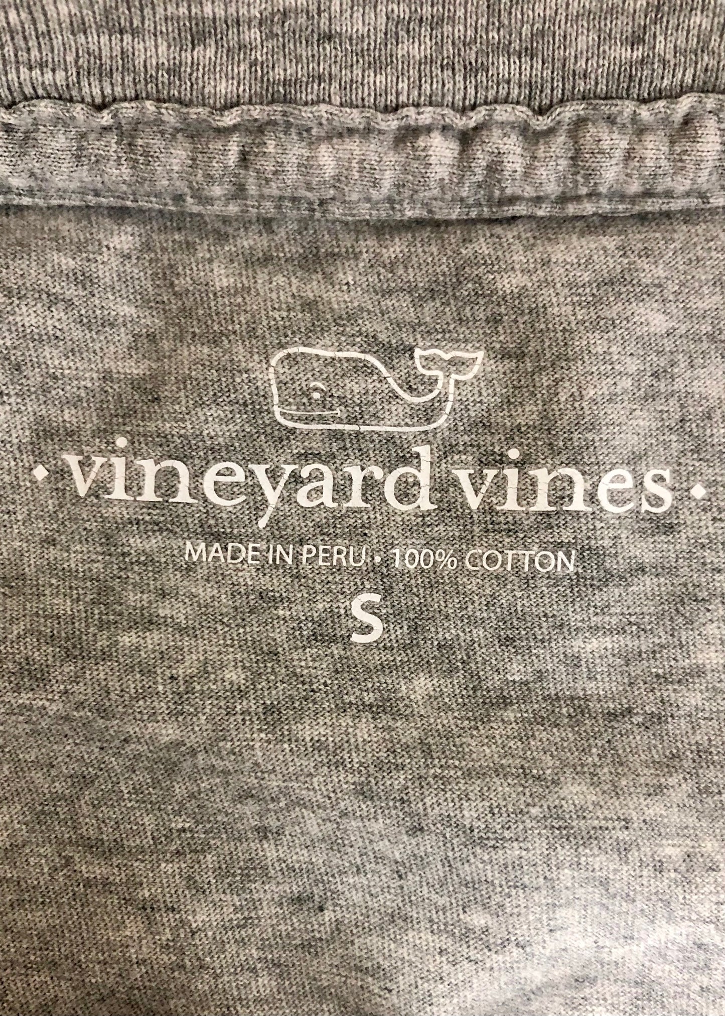 Camiseta cuello redondo Vineyard Vines 🐳 color gris con logo de ballena esquiando Talla S (ver descripción)