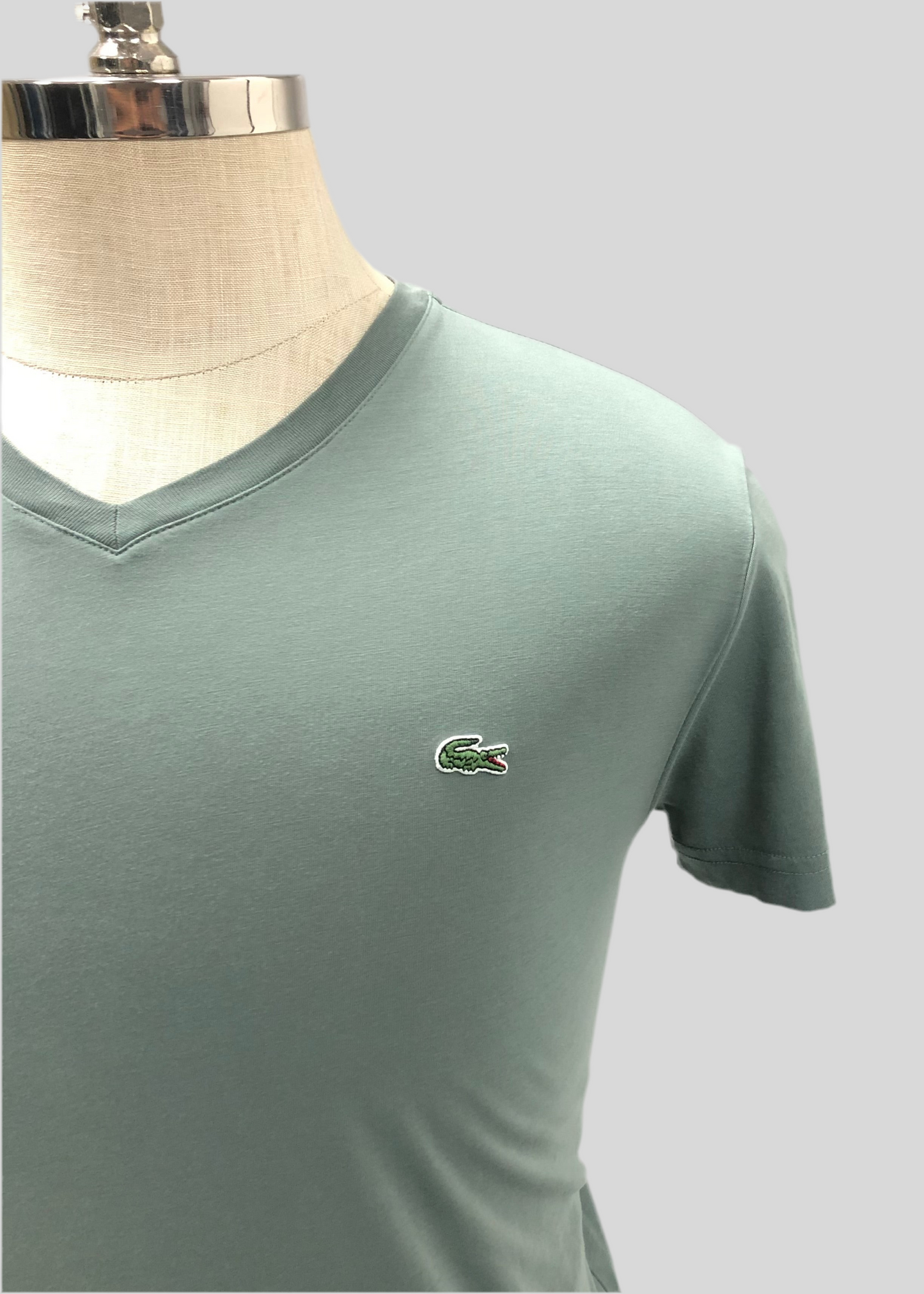 Camiseta cuello V Lacoste 🐊 color Verde Talla Medium Entalle Regular