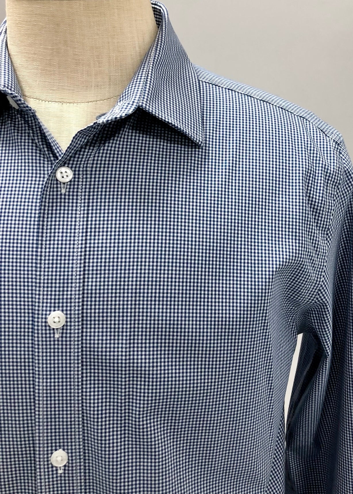 Camisa de botones Old Navy de cuadros finos en color azul navy y blanco Talla M Entalle Slim Fit