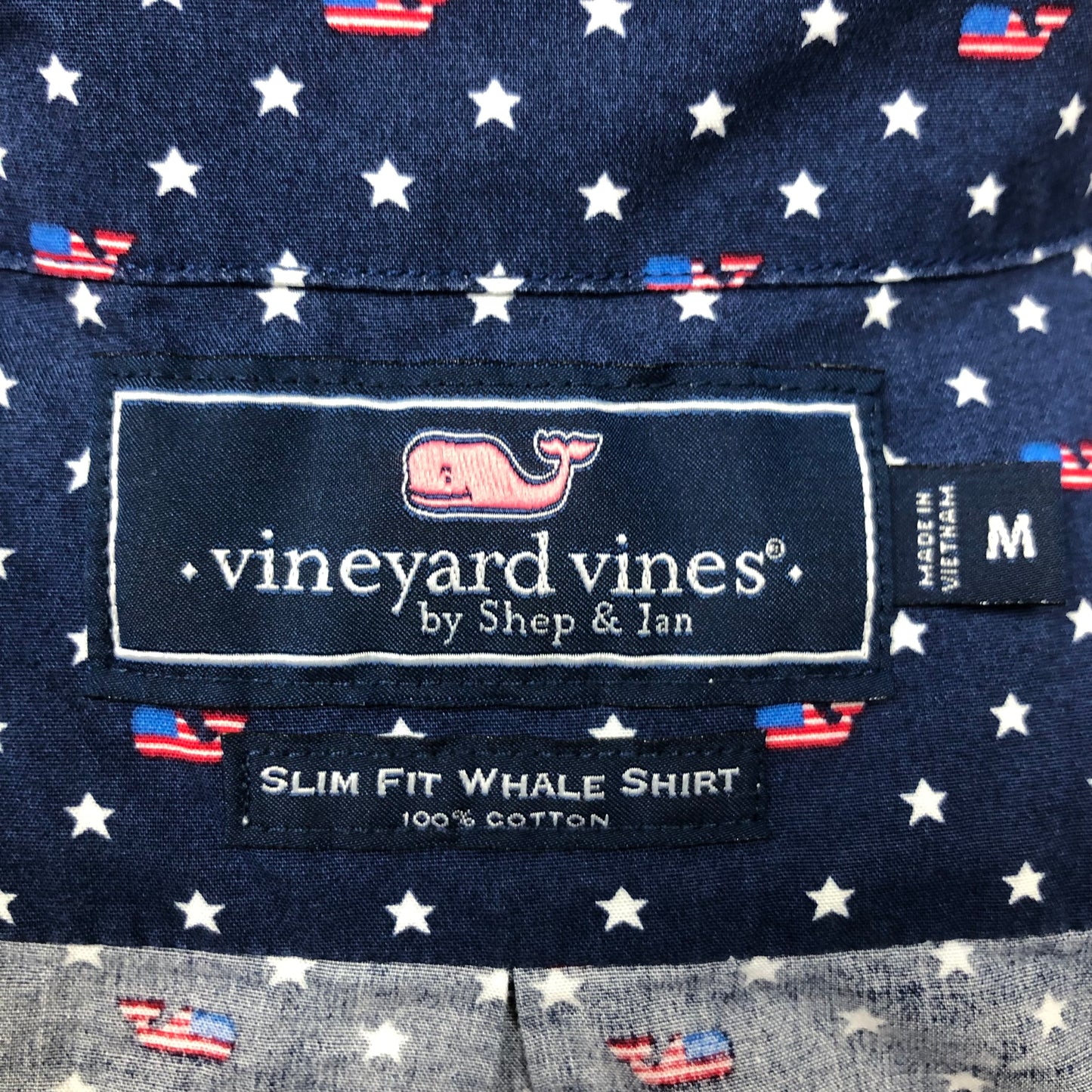 Camisa de botones Vineyard Vines 🐳 color azul navy con diseño de estrellas y banderas Talla M Entalle Slim Fit