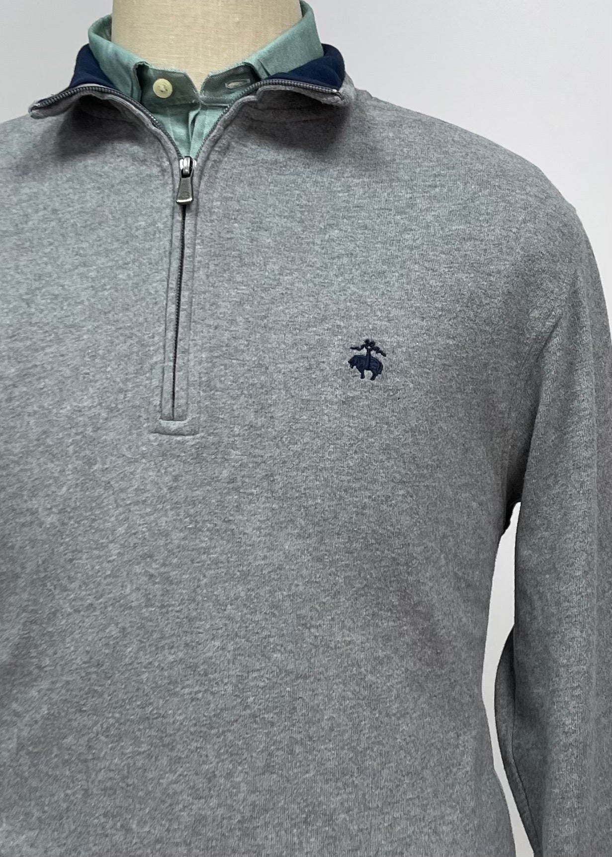 Sueter Jersey Brooks Brothers 🐑 color gris oscuro con logo celeste Talla M