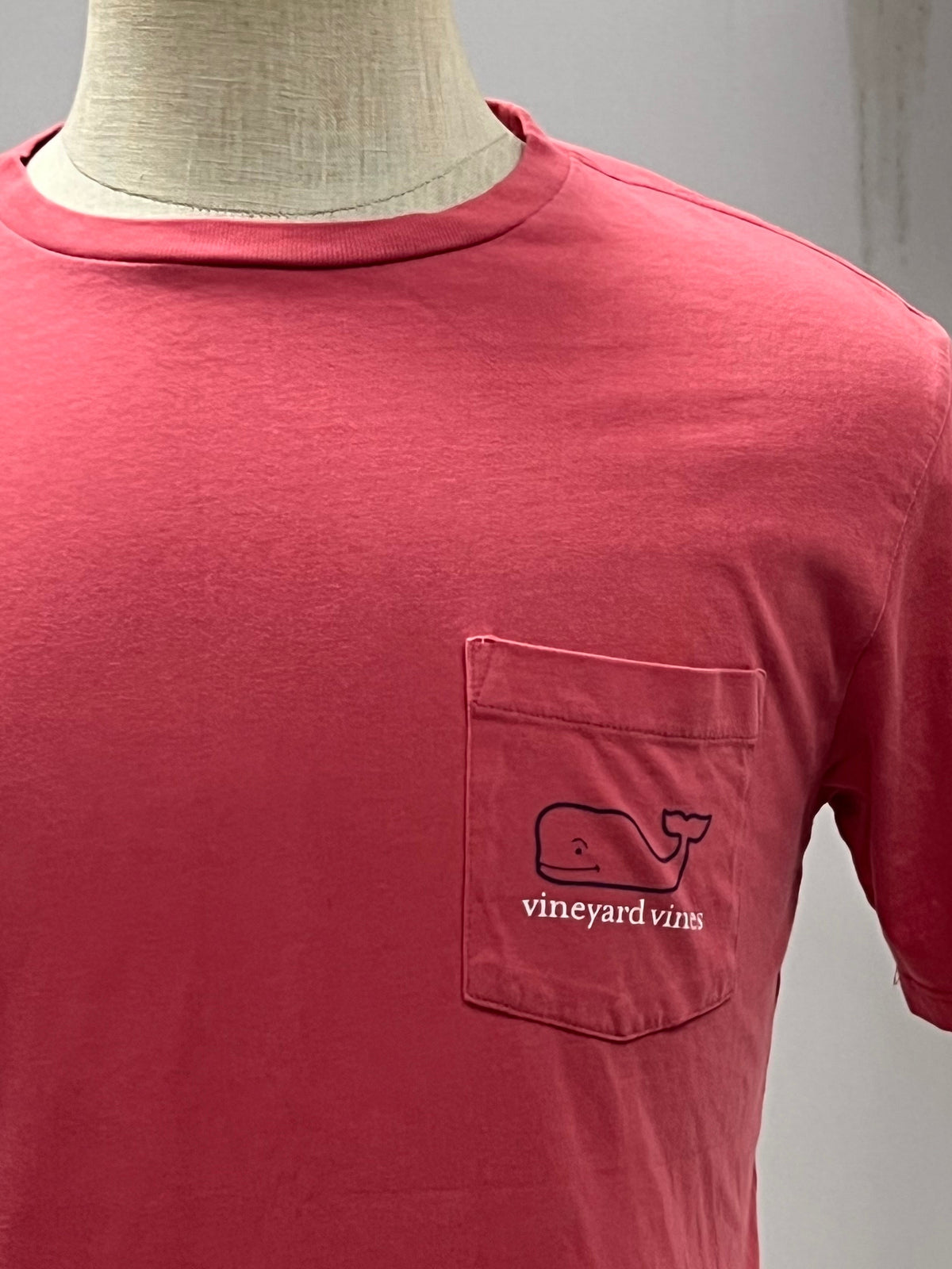 Camiseta cuello redondo Vineyard Vines 🐳 color rosado magenta con Diseño de ballena Talla Small