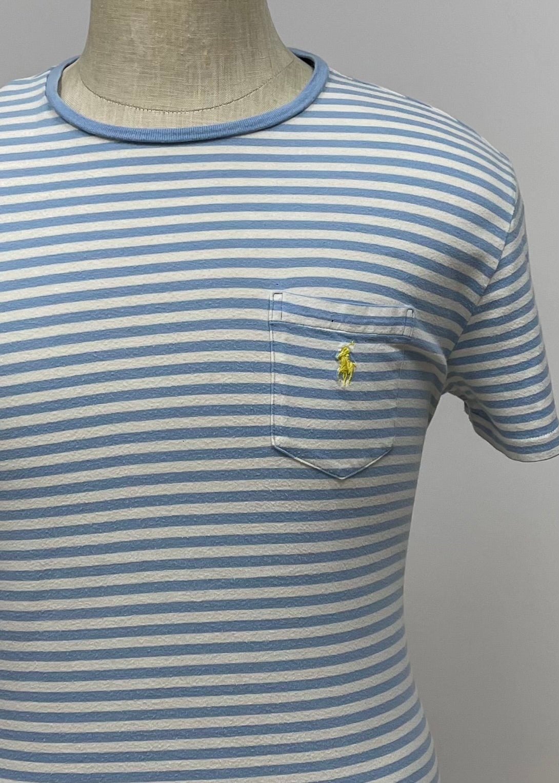 Camiseta cuello redondo Polo Ralph Lauren 🏇🏼 con patron de rayas en color celeste y blanco Talla M Entalle Regular