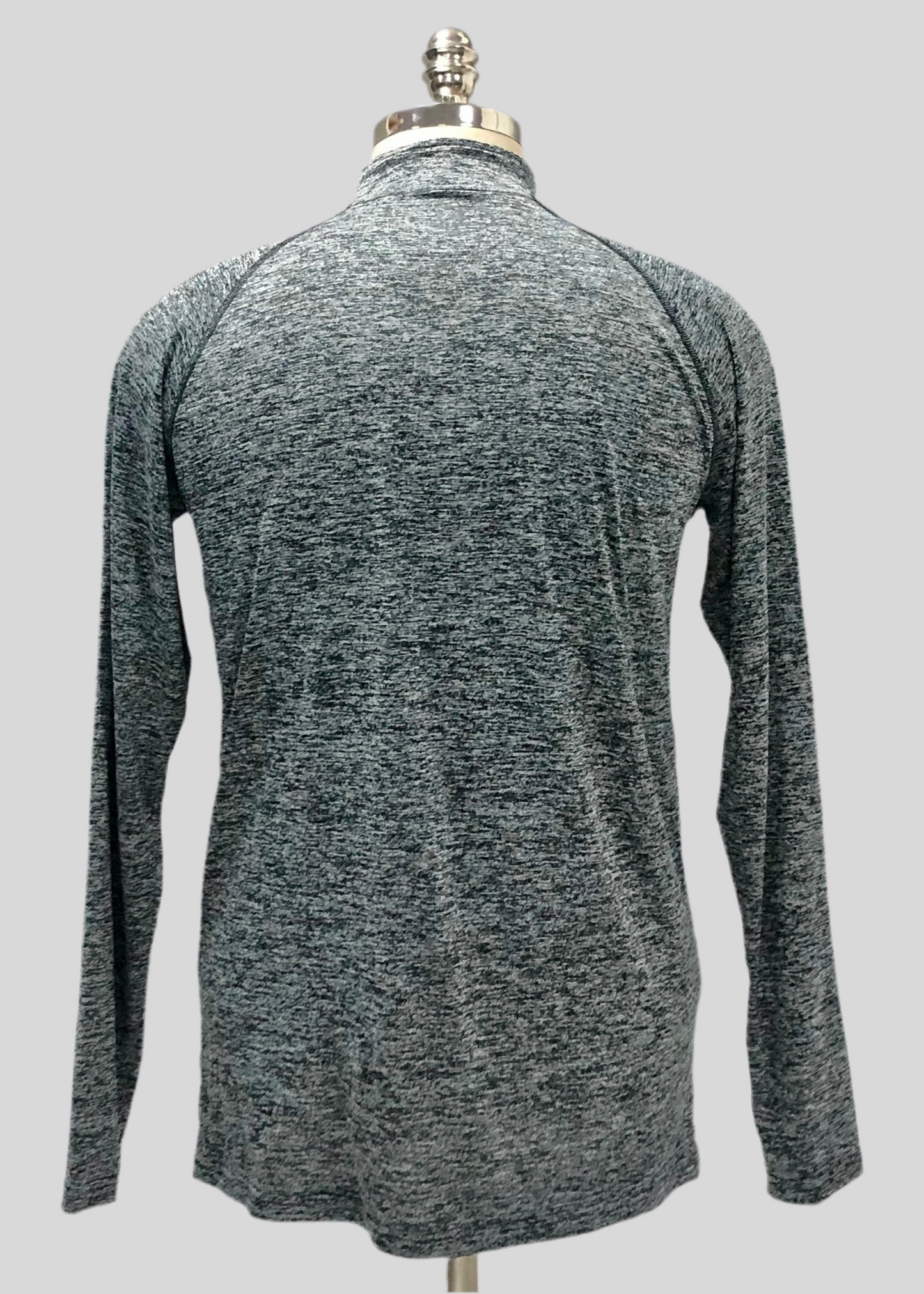 Sueter Jersey Under Armour 🏋🏽 color gris y negro degradado con logo en color gris Talla M