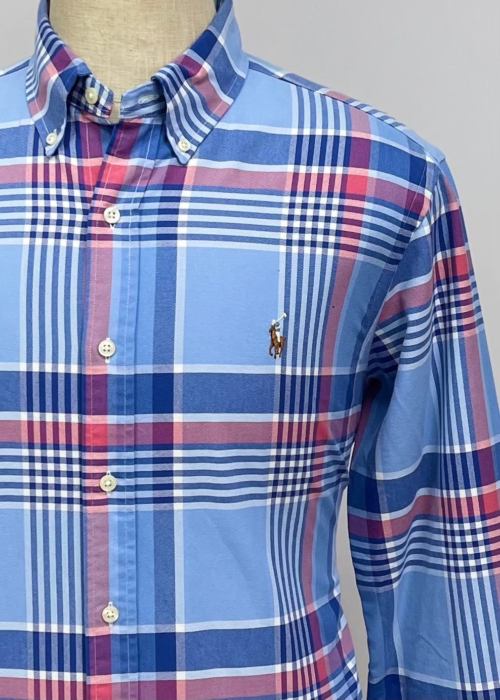 Camisa Polo Ralph Lauren 🏇🏼 Oxford con patron de cuadros tartán en color celeste, azul y rosado Talla L Entalle Regular