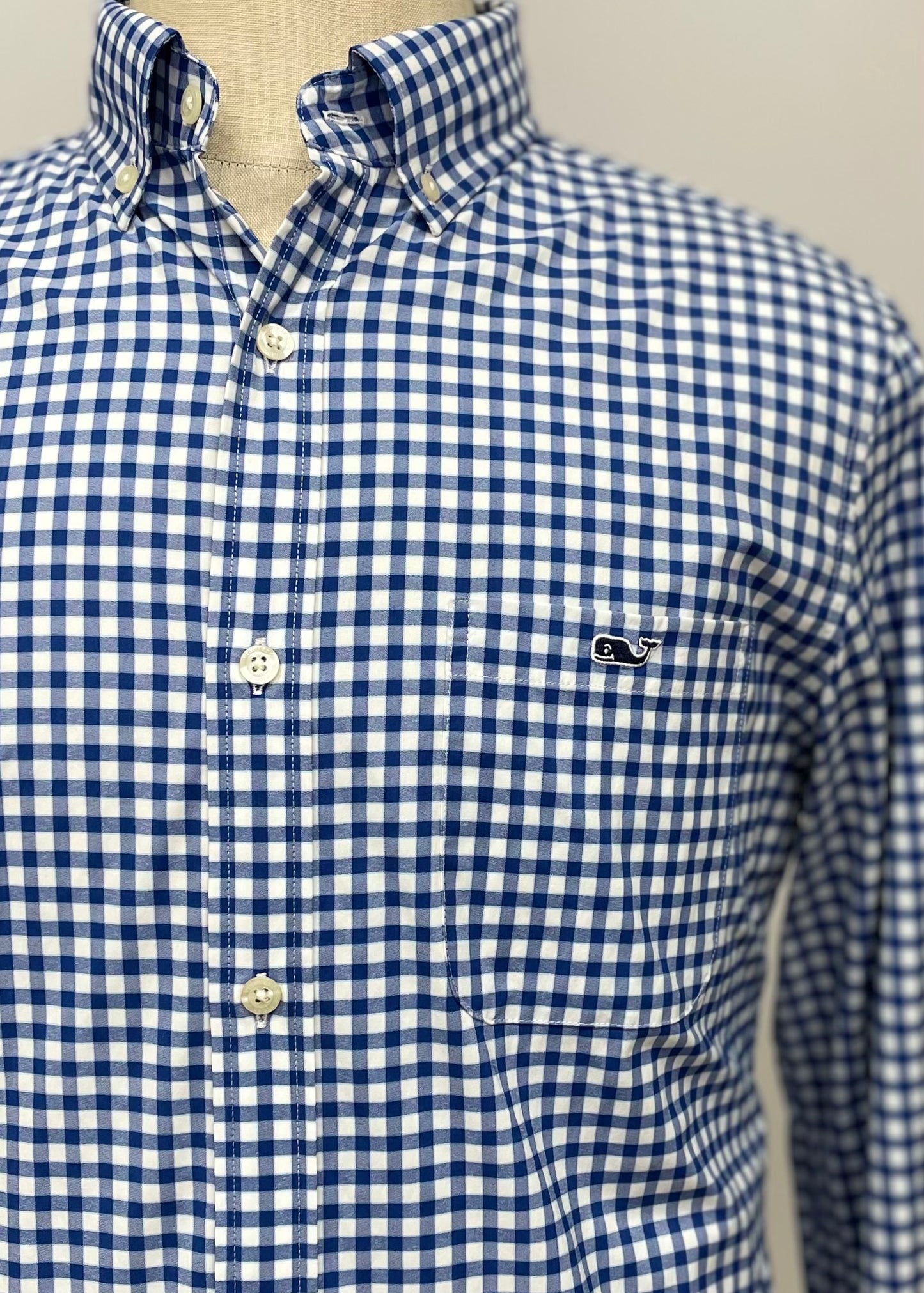 Camisa de botones Vineyard Vines 🐳 Performance con patrón de cuadros en color azul y blanco Talla M Entalle Clásico