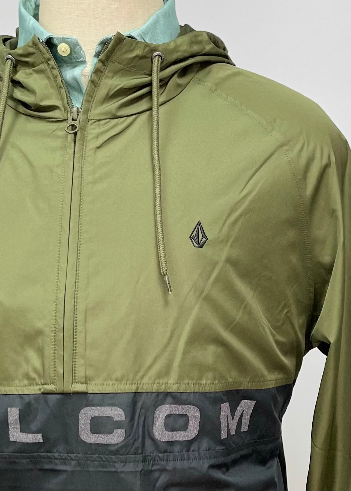 Jacket Volcom 🛹 color verde olivo y negro con zíper completo y logo en color gris claro Talla XL