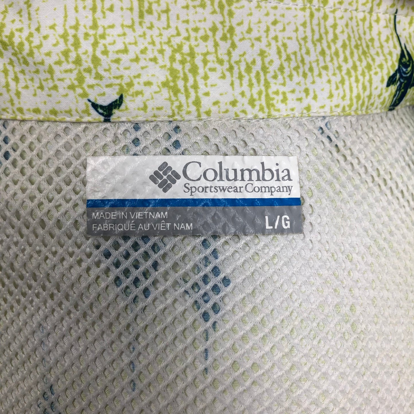 Camisa Columbia 🔹Color verde claeo con diseño de peces Manga corta Talla L