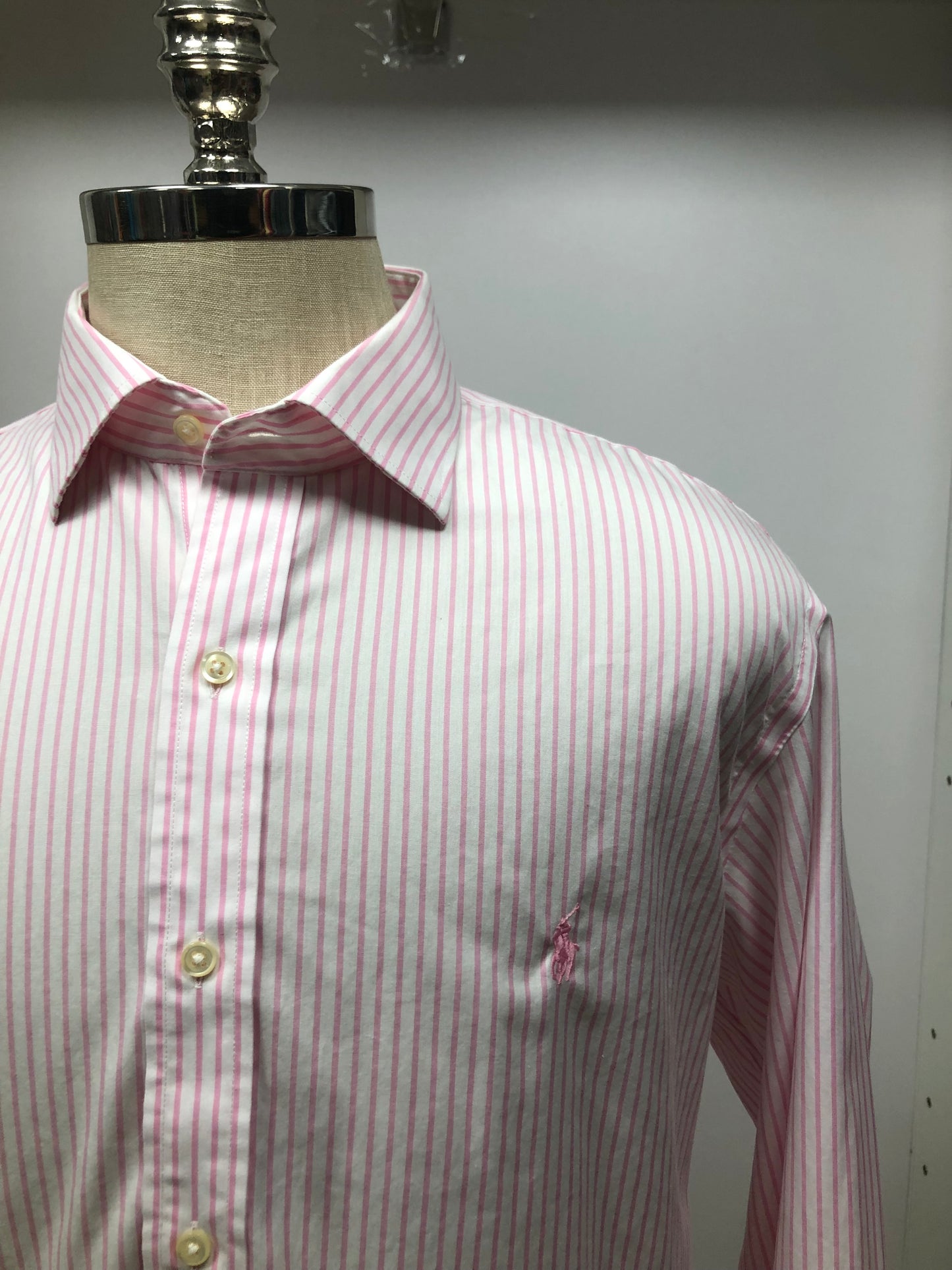 Camisa Polo Ralph Lauren 🏇🏼 color blanco con patron de rayas finas en color rosado Talla XL Entalle Regular