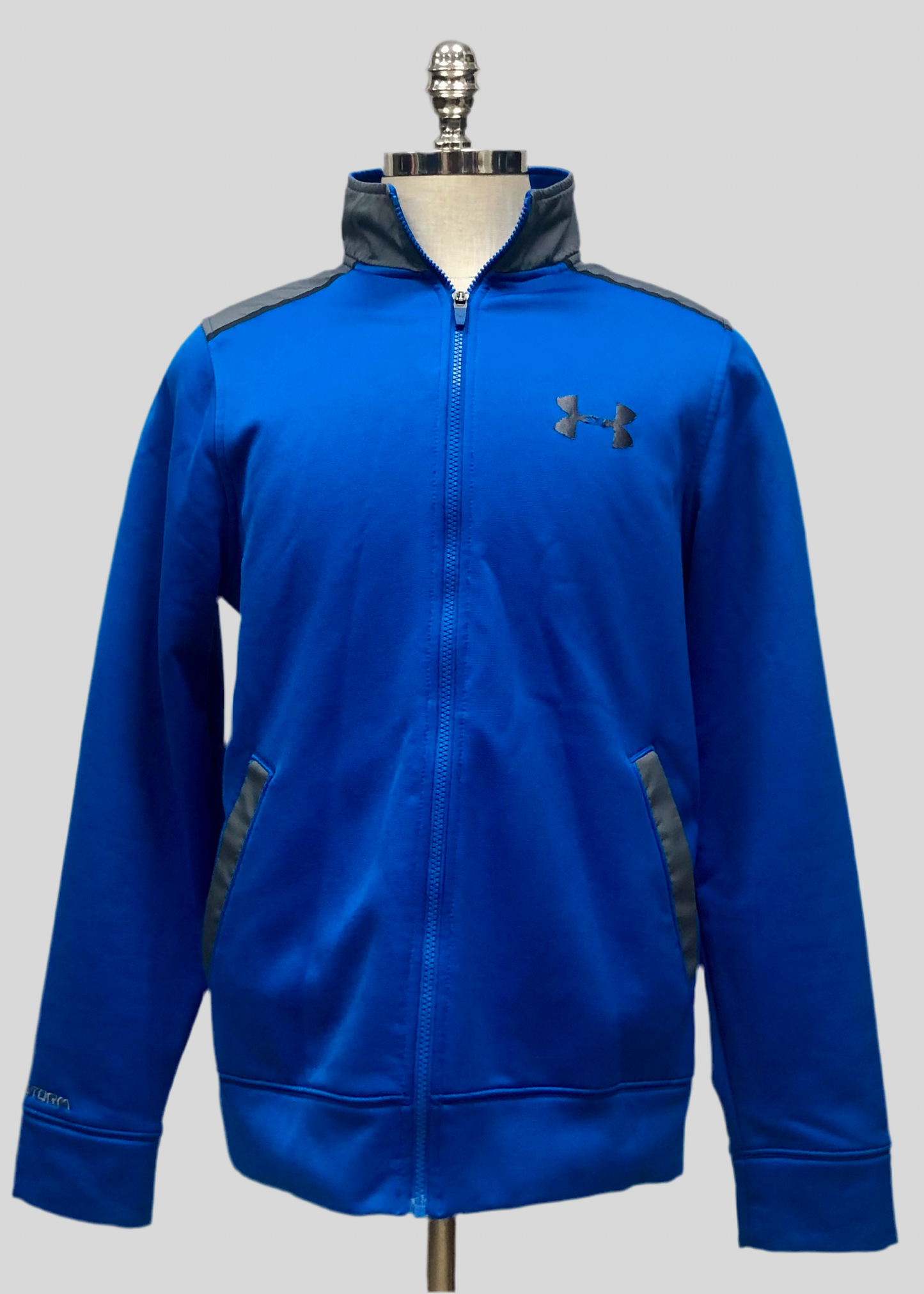 Sueter Jersey Under Armour 🏋🏽 color azul y gris con logo en color negro Talla M (ver descripción)