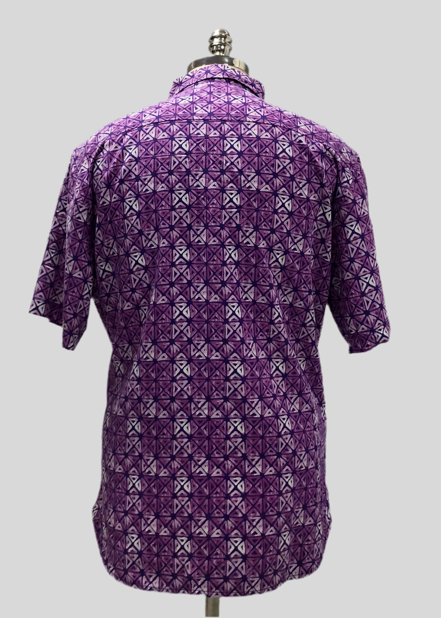 Camisa de botones Tommy Bahama 🌴 con diseño de triptico en morado y blanco Talla L Entalle Regular