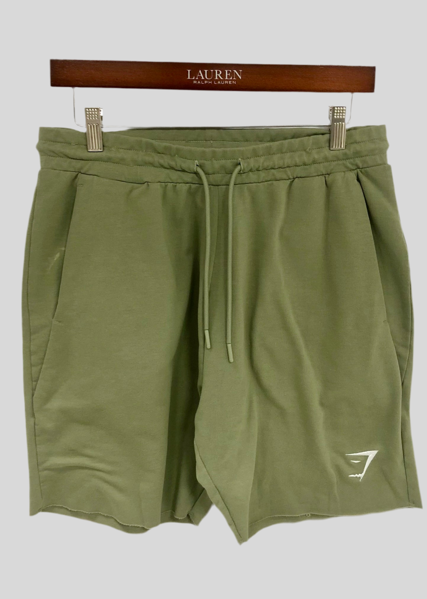 Short Lounge Gymshark 🏋🏼‍♂️ color verde oliva y logo en blanco Talla M (ver descripción)