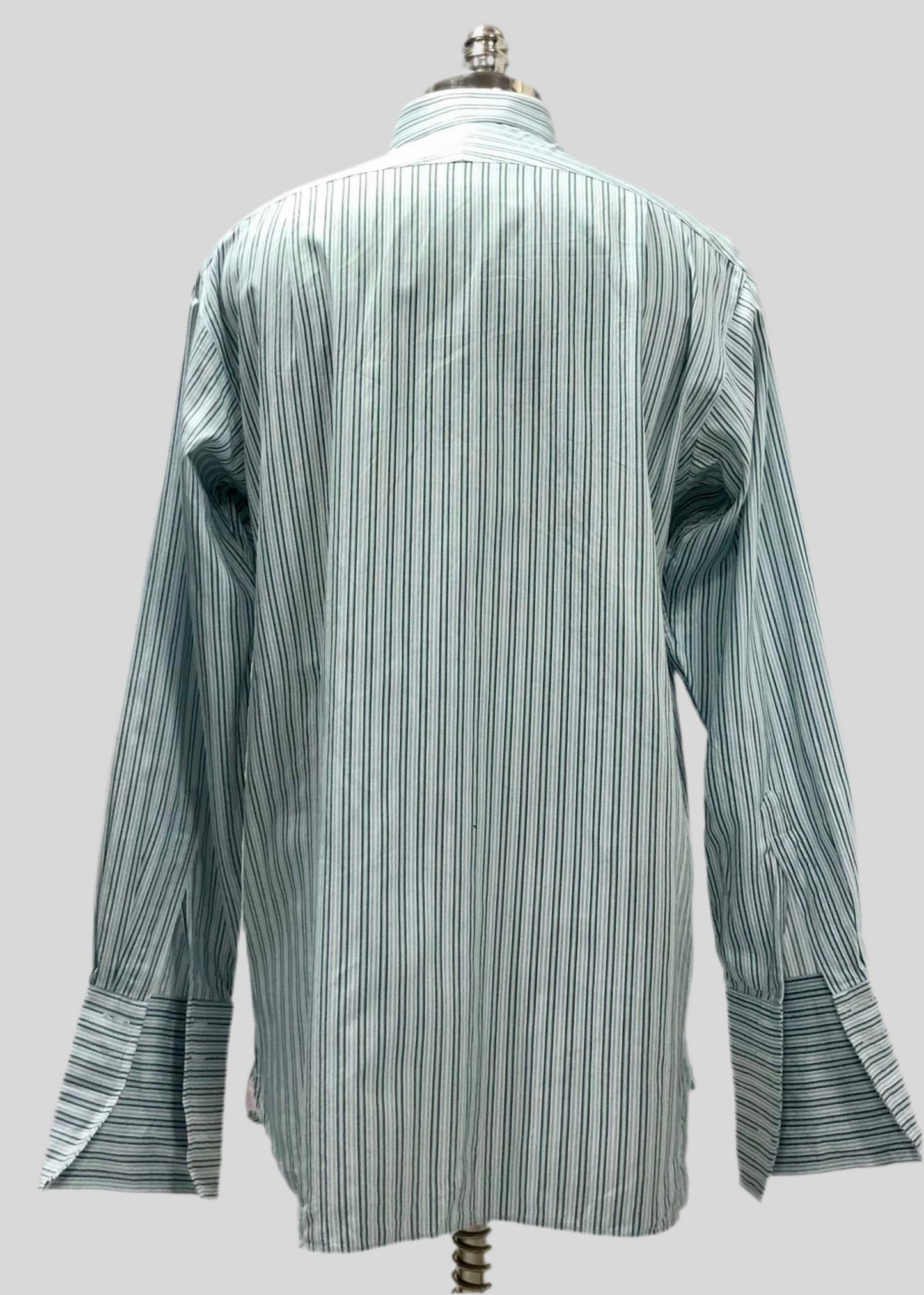 Camisa de botones Thomas Pink 🇬🇧 color blanco con rayas en celeste y negro Talla L Entalle Regular