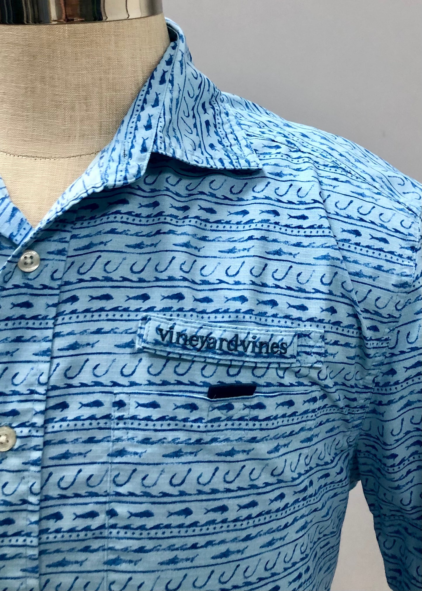 Camisa Vineyard Vines 🐳 Modelo Harbor Color celeste con diseño de pesca en color azul Talla M Entalle regular