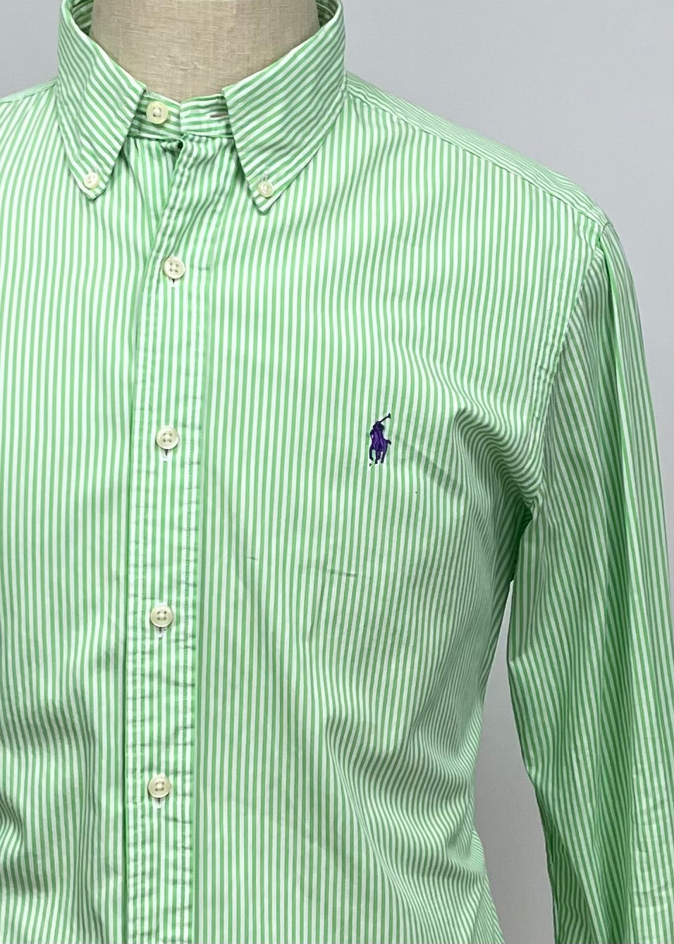 Camisa Polo Ralph Lauren 🏇🏼 con patron de rayas en color verde y blanco Talla L Entalle Regular