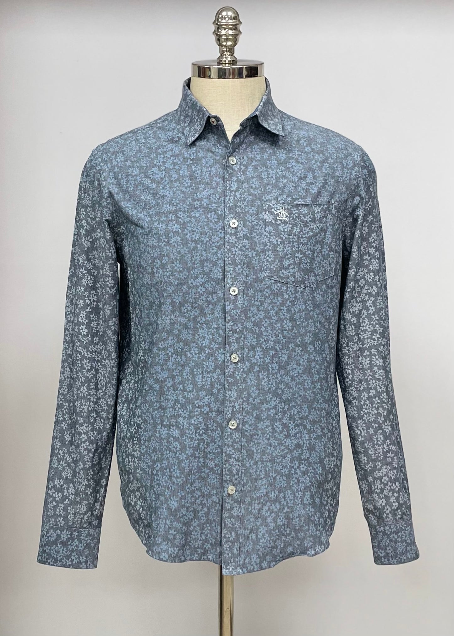 Camisa Original Penguin 🐧 color gris con patron de flores en color celeste Talla M Entalle Slim Fit