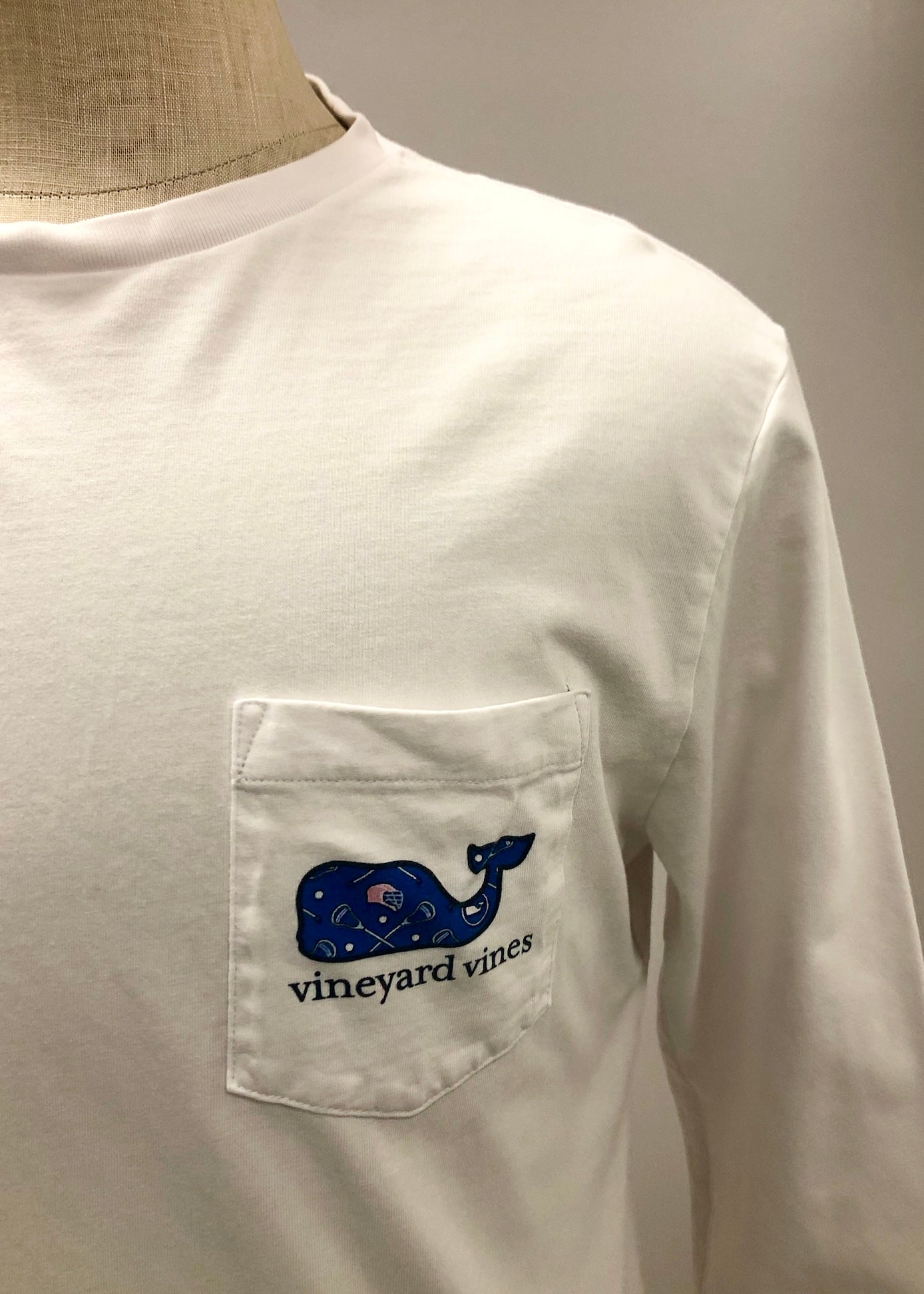 Camiseta cuello redondo Vineyard Vines 🐳 color blanco con Diseño de Lacrosse Talla M (ver descripción)
