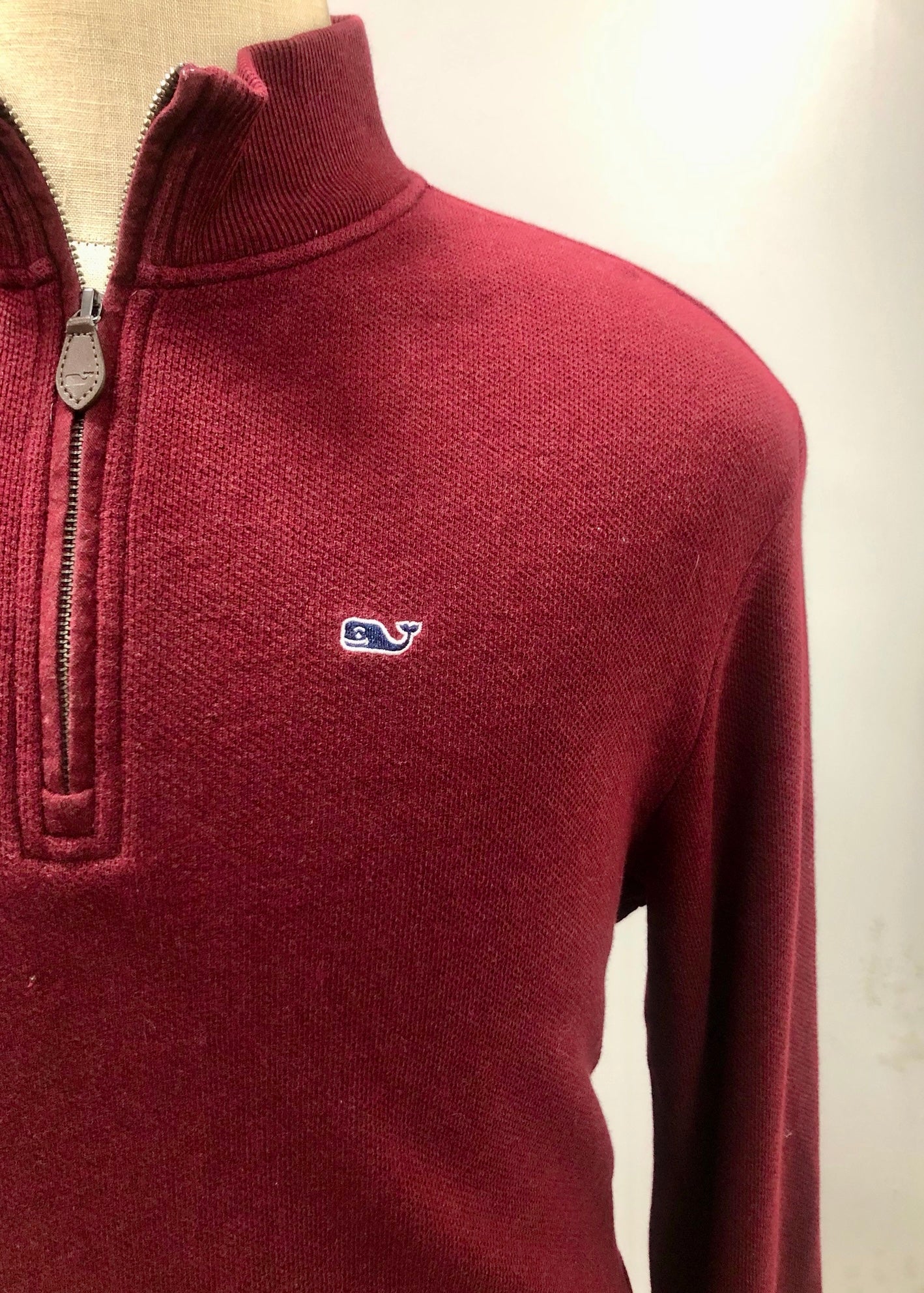 Sueter Jersey Vineyard Vines 🐳 color rojo oscuro con logo tradicional Tela algodón Talla L