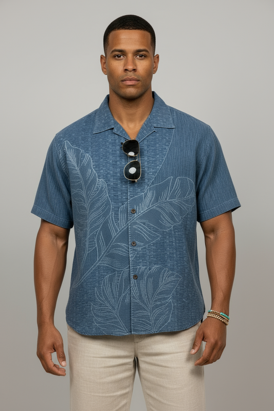 Camisa de botones Tommy Bahama  🌴color azul con diseño de hojas Talla M Entalle Regular