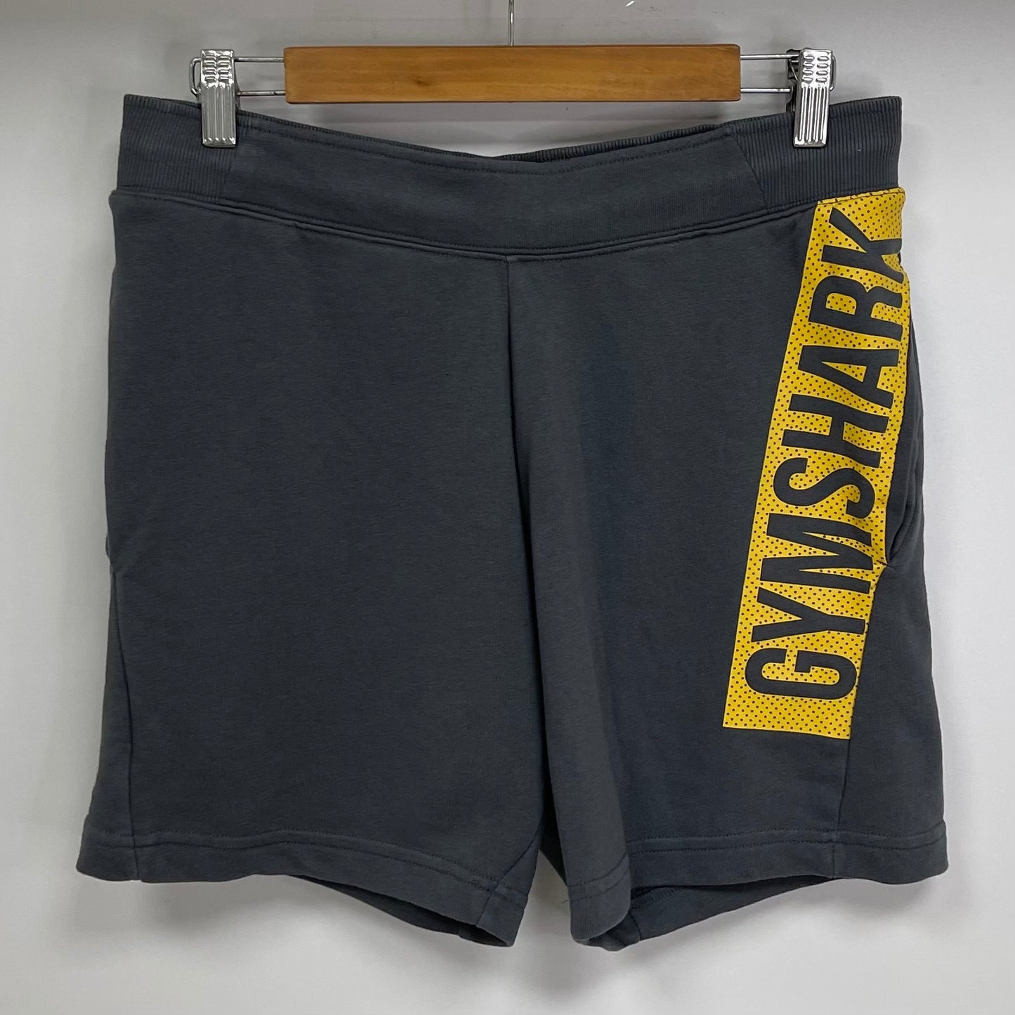 Short Lounge Gymshark 🏋🏼‍♂️ color gris oscuro y logo en amarillo Talla M