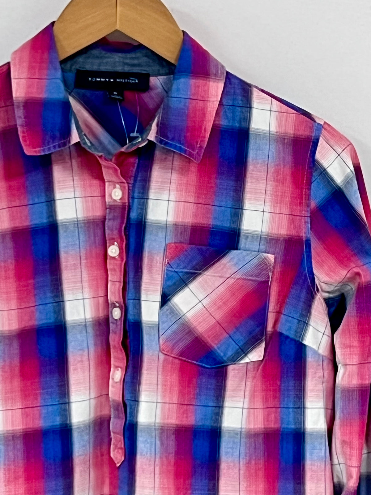 Camisa de mujer Tommy Hilfiger 🇺🇸 de cuadros en color rosado, azul y blanco Talla M Entalle Regular