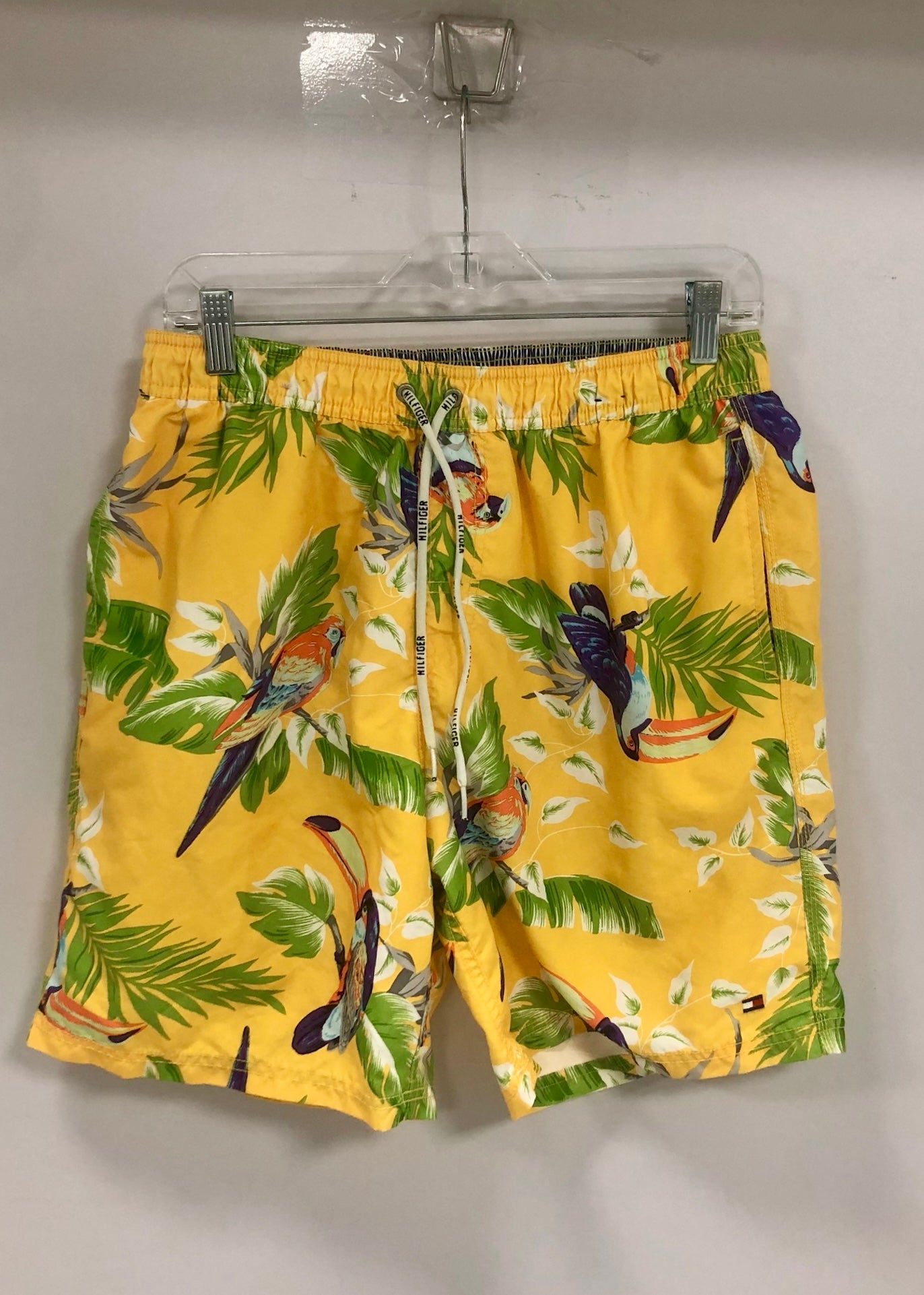 Shorts de baño Tommy Hilfiger 🇺🇸 en color amarillo con diseño de tropical talla M