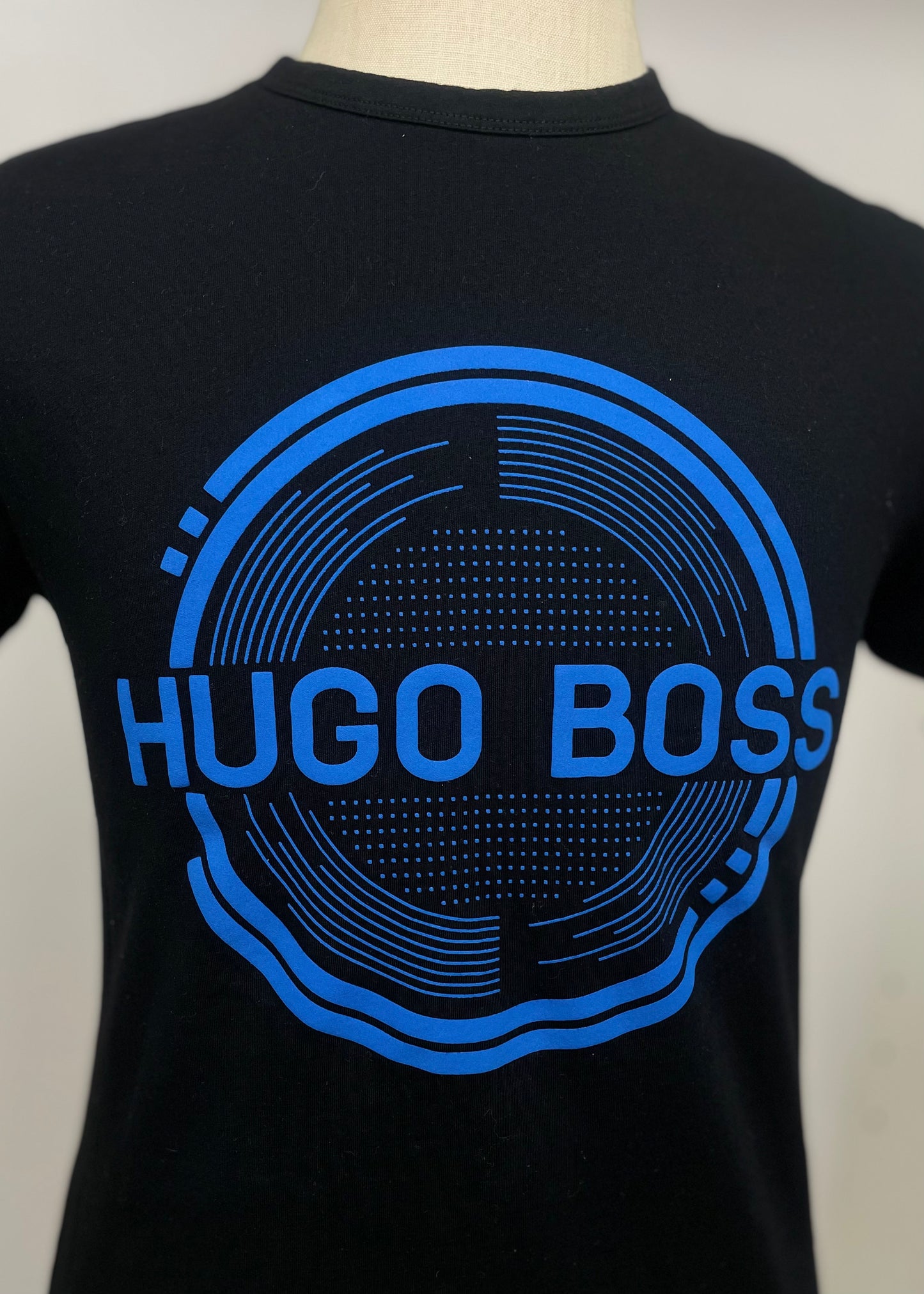 Camiseta cuello Redondo Hugo Boss 🇩🇪 color negro y logo en azul manga corta Talla S Entalle Regular