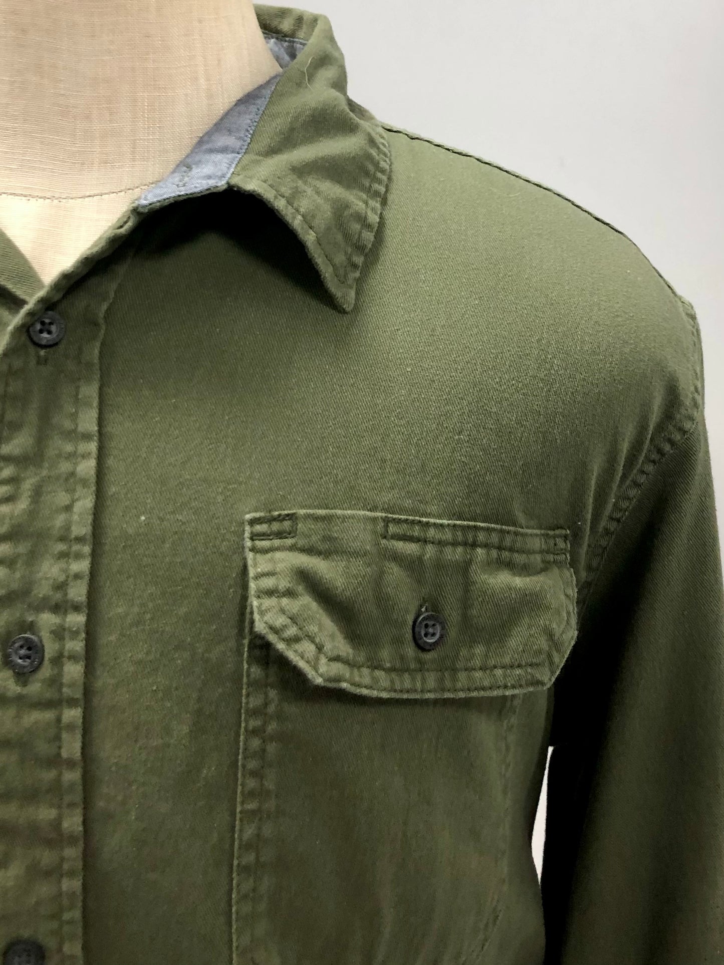Camisa Wrangler 🐎 Con diseño cargo en color verde oliva Talla L Entalle Regular