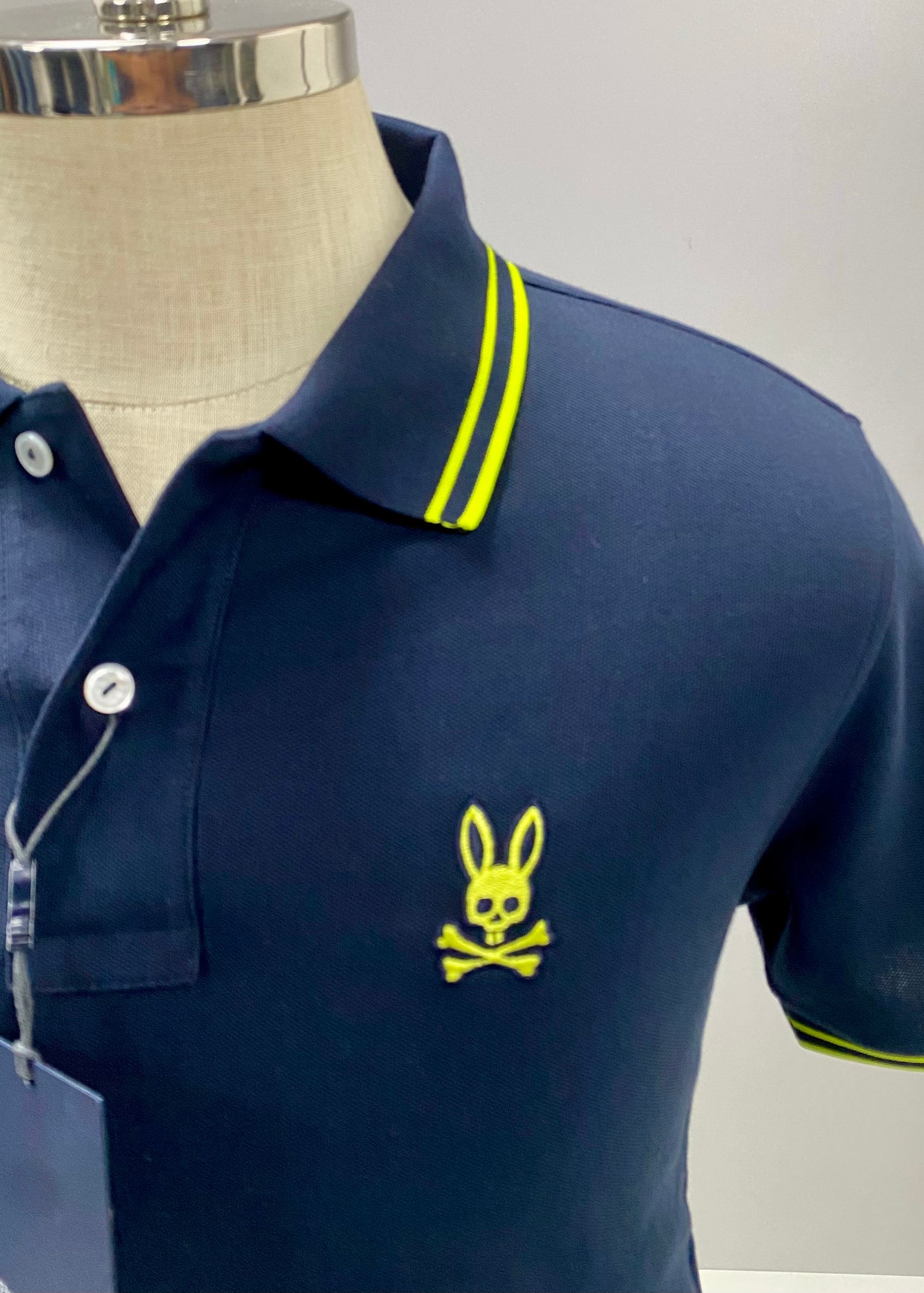 Camiseta Polo Psycho Bunny 🐰 Pique en color azul navy con diseño de cuello en verde intenso Talla M Entalle Regular