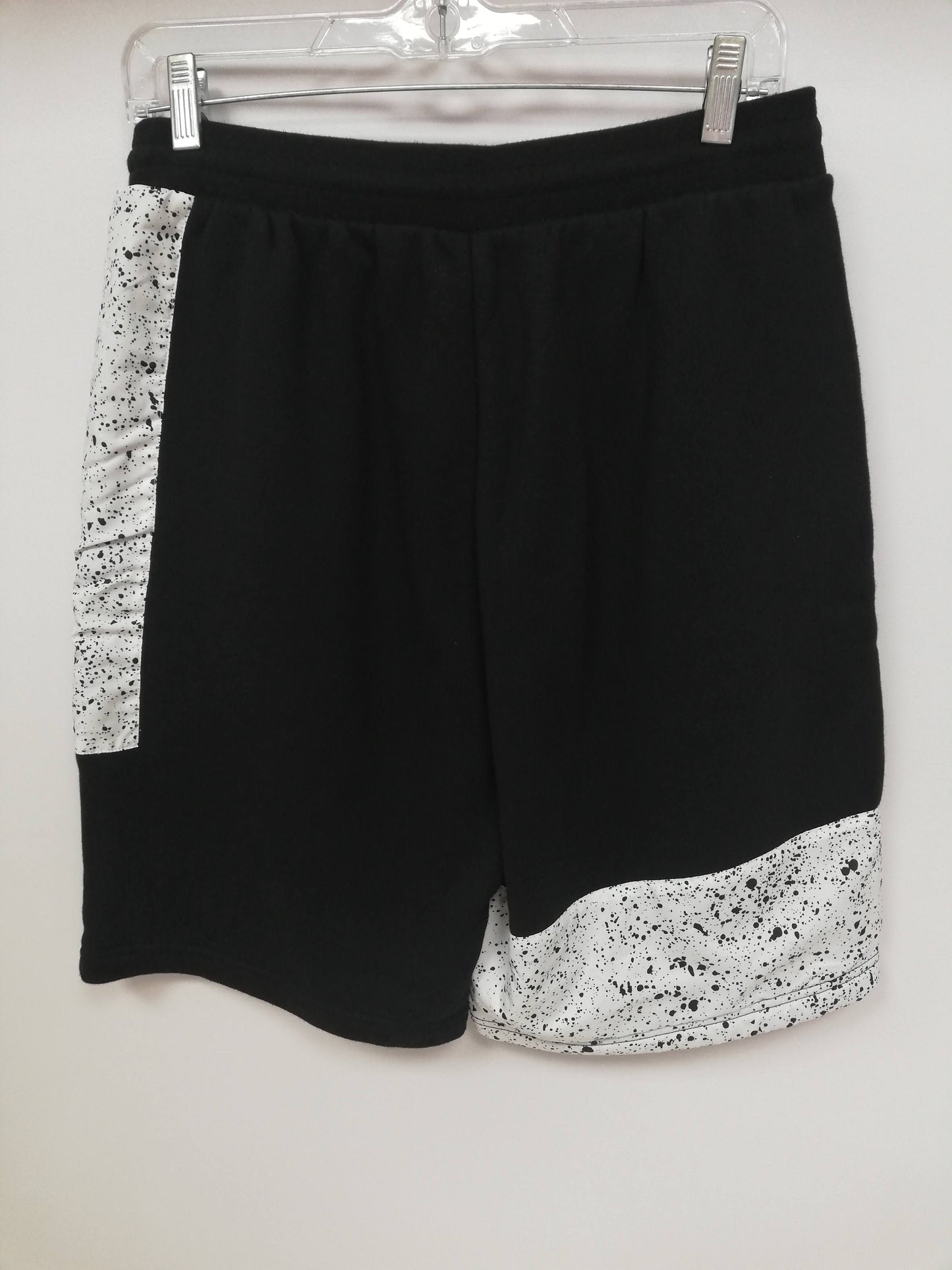 Short Lounge Adidas 🏃🏻‍♂️ color negro con diseño con diseño de grafiti blanco talla S