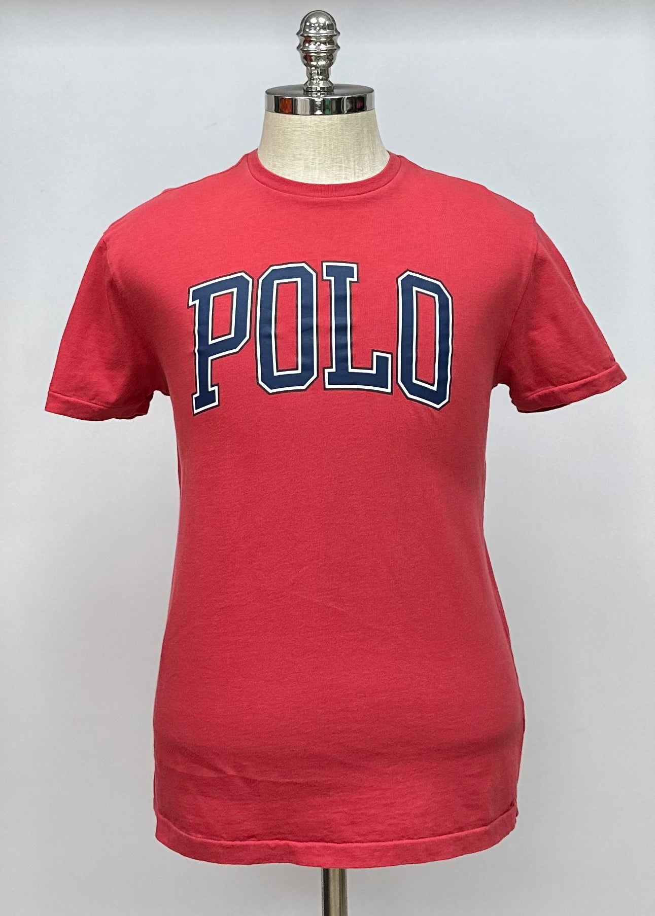 Camiseta cuello redondo Polo Ralph Lauren 🏇🏼 color rosado magenta y logo estampado en azul Talla S Entalle Clásico