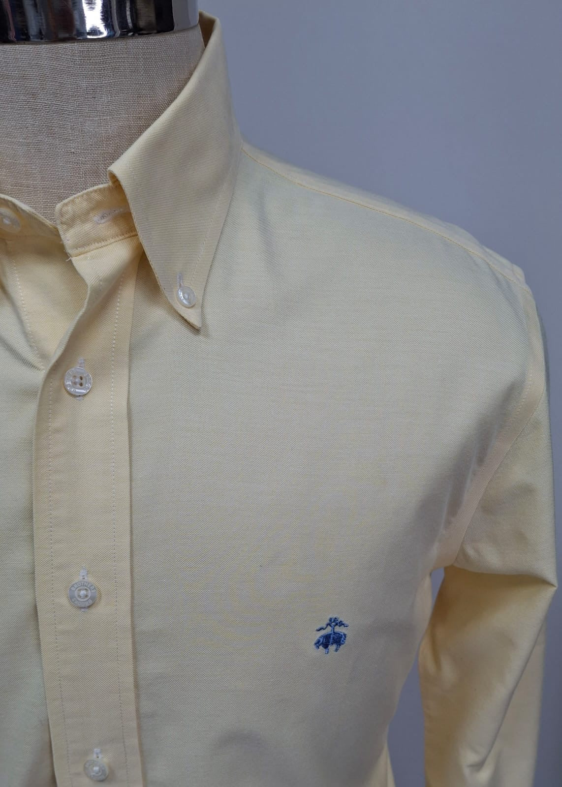 Camisa Brooks Brothers 🐑 color amarillo claro tornasol Talla M Entalle Regular