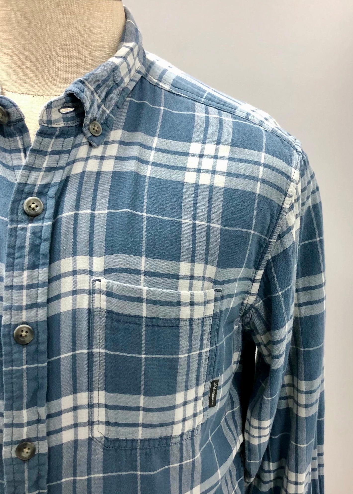 Camisa de botones Eddie Bauer 🇩🇪 de cuadros en color azul grisáceo y blanco Talla L Entalle Regular