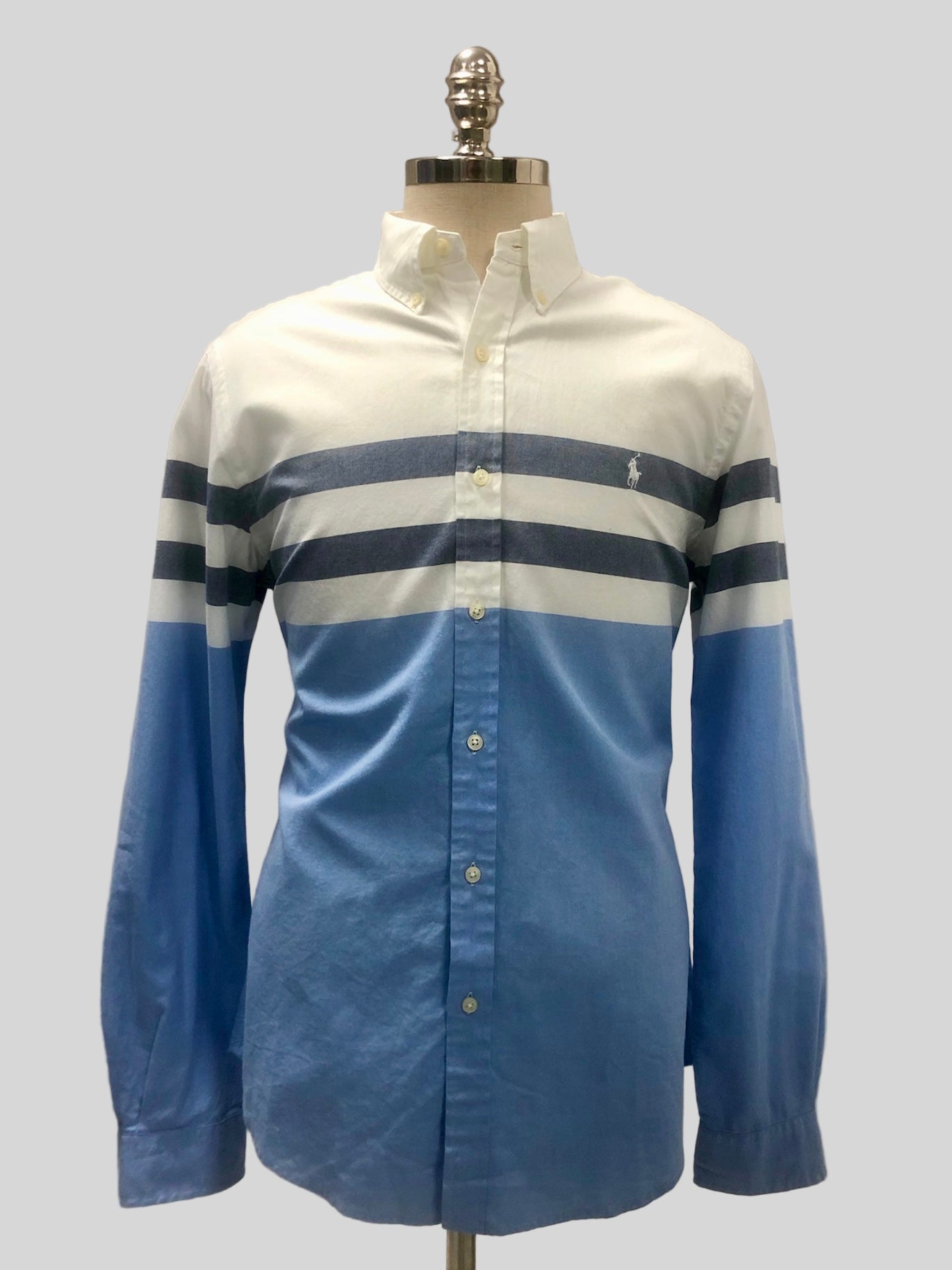 Camisa Polo Ralph Lauren 🏇🏼 color blanco con diseño de rayas en color azul y celeste Talla L Entalle Slim Fit