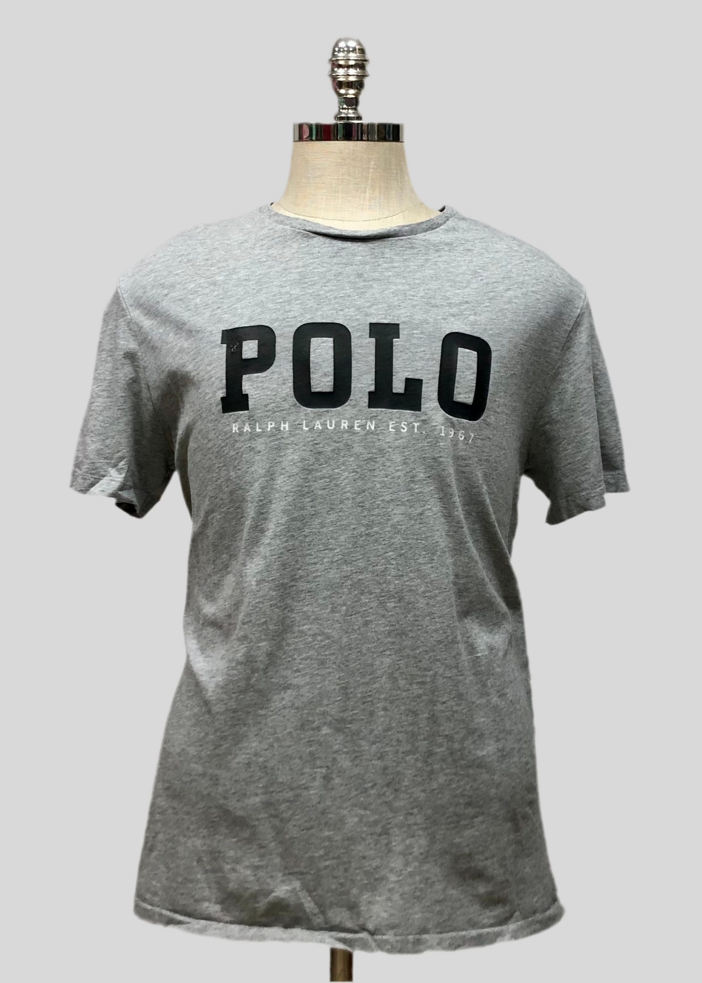Camiseta cuello redondo Polo Ralph Lauren 🏇🏼 color gris claro con diseño en letras Polo en negro Talla L Entalle Regular (ver descripción)