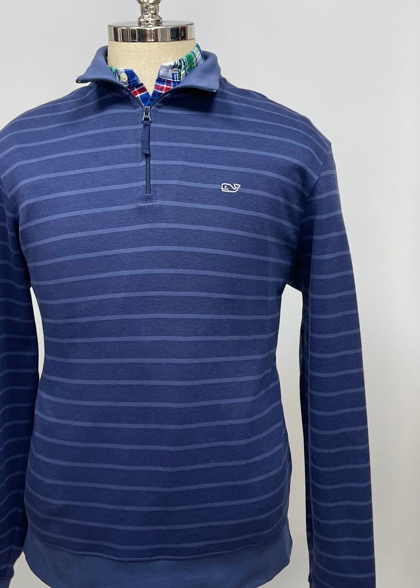 Sueter Jersey Vineyard Vines 🐳 de rayas en color azul oscuro con logo tradicional Tela algodón Pima Talla M