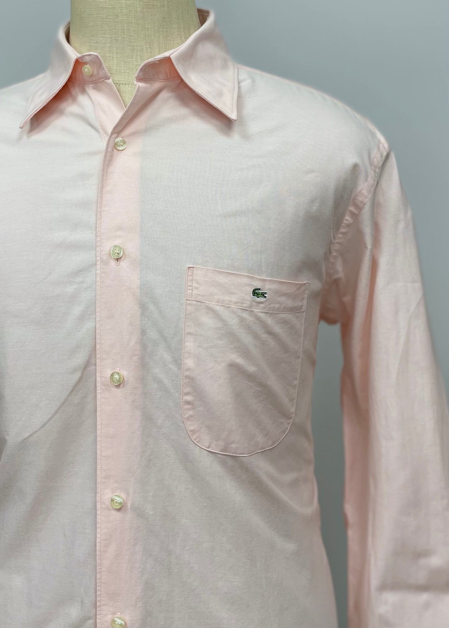 Camisa Lacoste 🐊 color rosado claro Talla L Entalle Regular