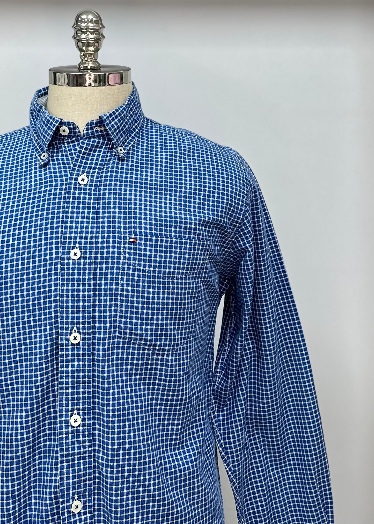 Camisa Tommy Hilfiger 🇺🇸 color azul con patrón de cuadros en color blanco Talla M Entalle Regular