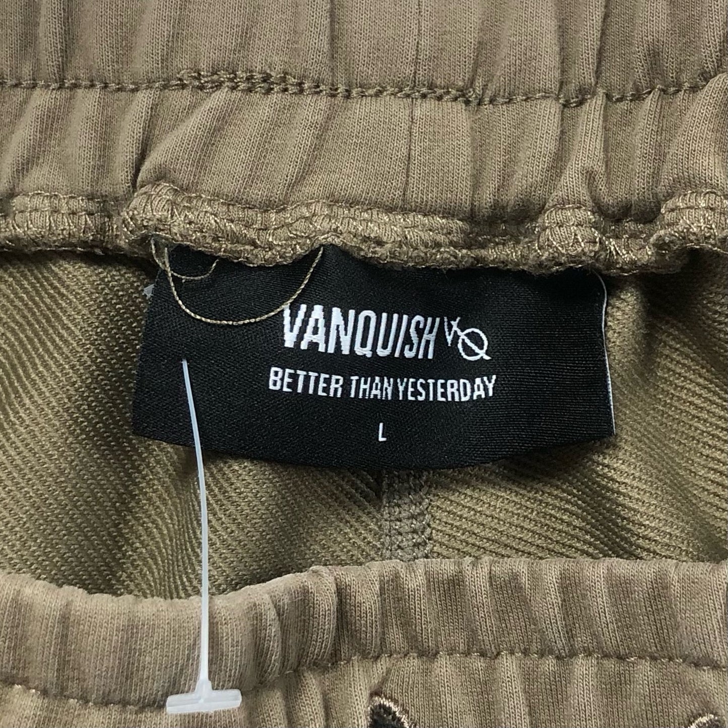Short Lounge Vanquish 🏋🏼‍♂️ color kaki y logo en negro Talla L (ver descripción)