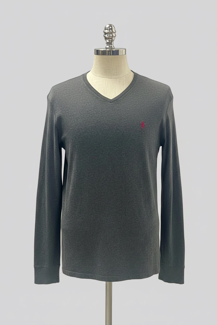 Camiseta cuello V Polo Ralph Lauren 🏇🏼 color gris oscuro con logo en rojo Talla Medium Entalle Regular
