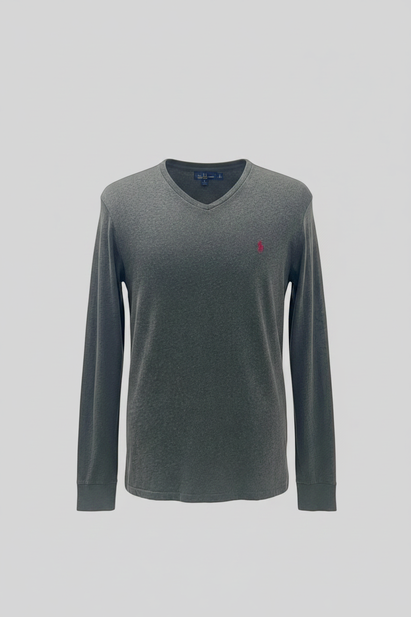 Camiseta cuello V Polo Ralph Lauren 🏇🏼 color gris oscuro con logo en rojo Talla Medium Entalle Regular