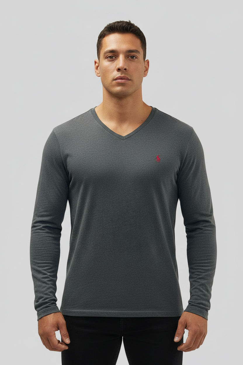 Camiseta cuello V Polo Ralph Lauren 🏇🏼 color gris oscuro con logo en rojo Talla Medium Entalle Regular