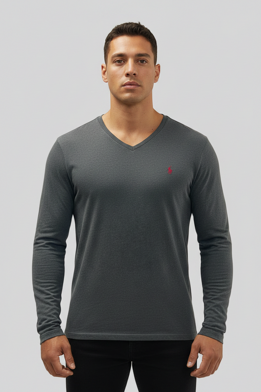 Camiseta cuello V Polo Ralph Lauren 🏇🏼 color gris oscuro con logo en rojo Talla Medium Entalle Regular