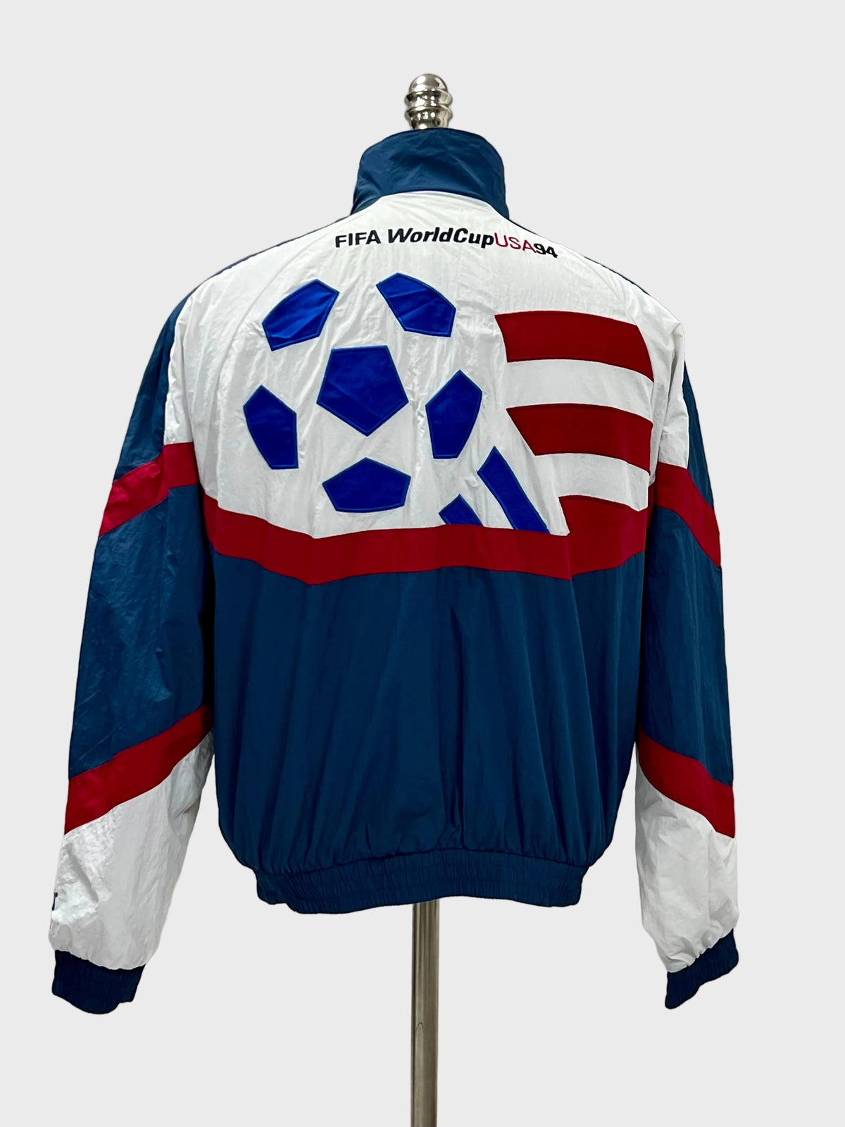 Jacket con capucha Fifa Word Cup 94 ⚽️ Estilo Retro color azul, rojo y blanco con zíper completo Talla XS