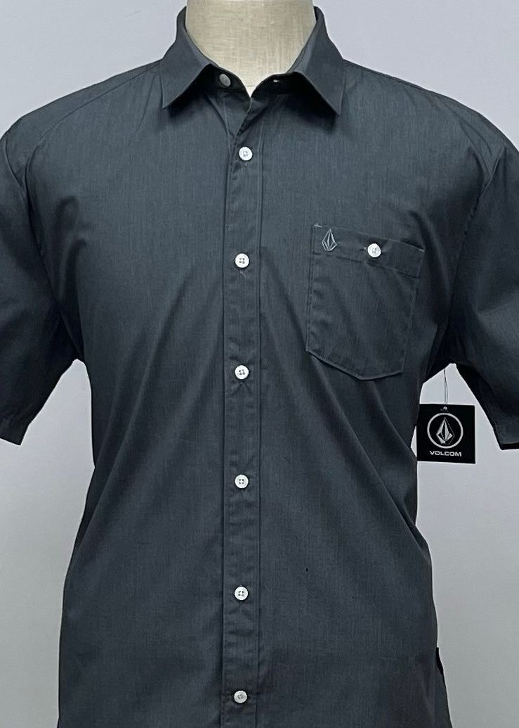 Camisa de botones Volcom 🛹 color gris oscuro y logo tradicional Talla L Entalle Clásico