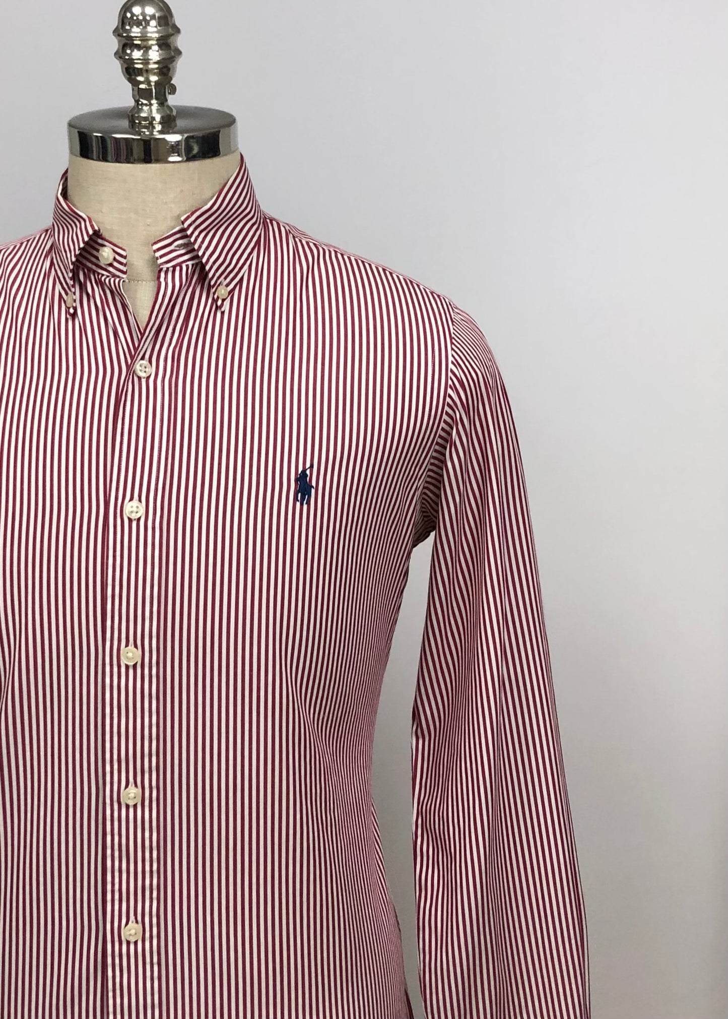 Camisa Polo Ralph Lauren 🏇🏼 con patron de rayas en color rojo oscuro y blanco Talla S Entalle Clásico