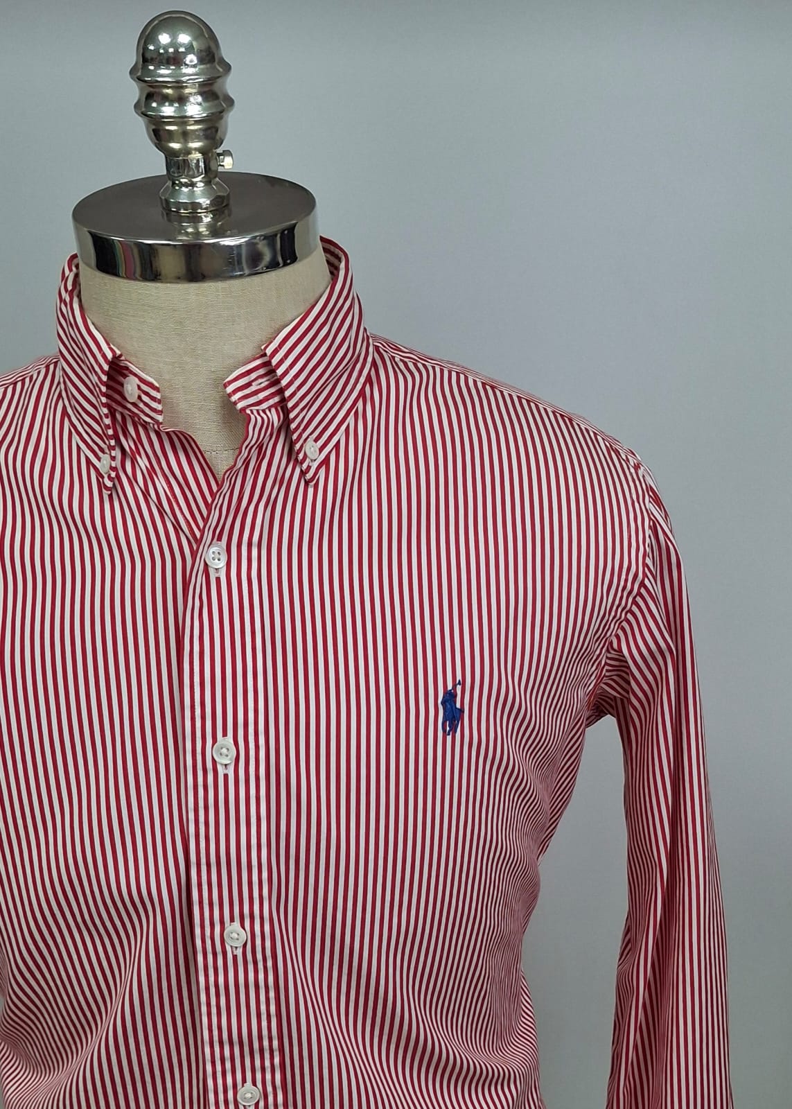 Camisa Polo Ralph Lauren 🏇🏼 con patron de rayas en color rojo y blanco Talla M Entalle Clásico