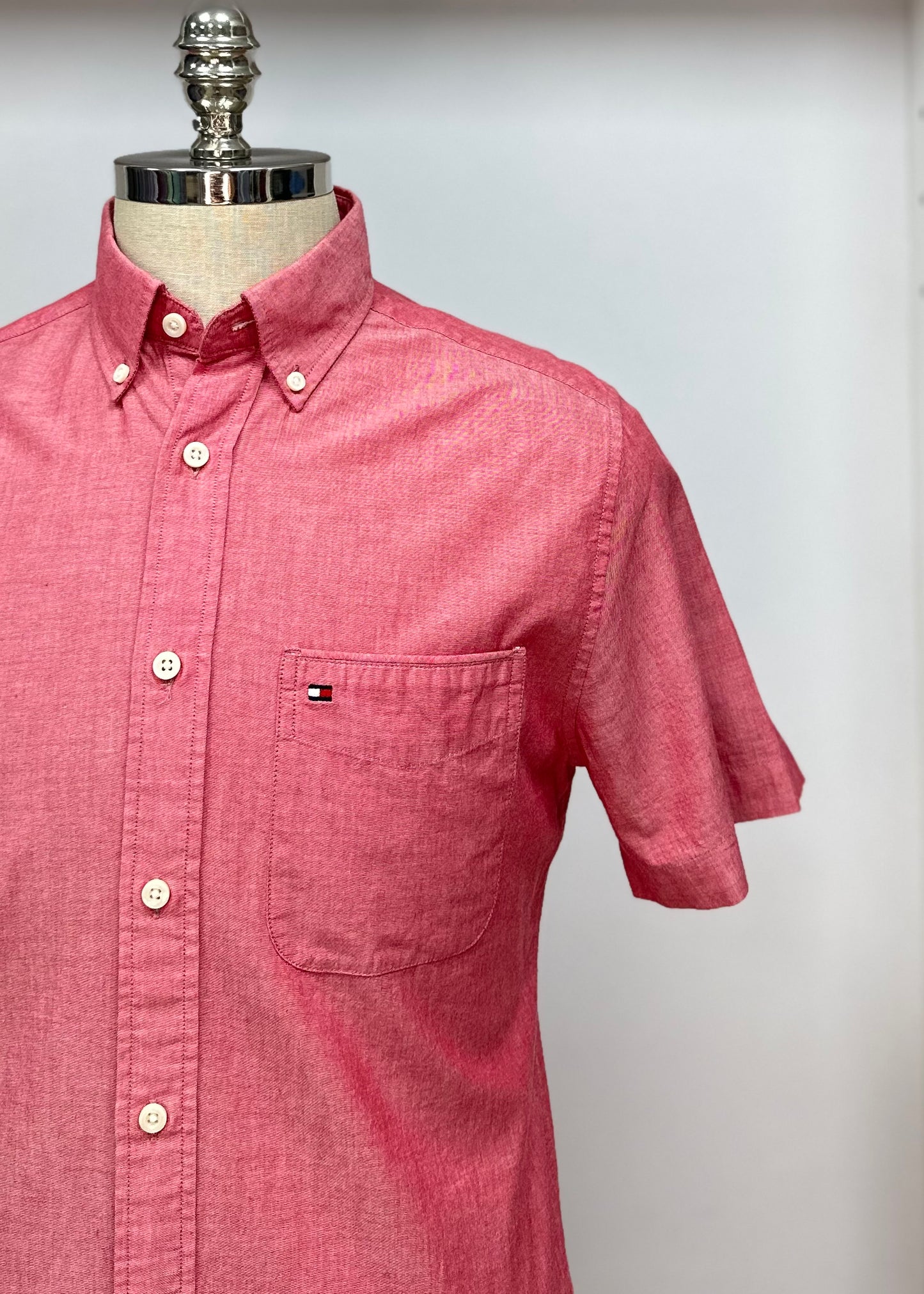 Camisa de botones Tommy Hilfiger 🇺🇸 en color rosado magenta Talla S Entalle Custom Fit