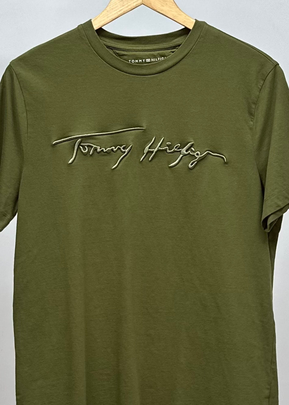 Camiseta cuello Redondo Tommy Hilfiger 🇺🇸 color verde oliva Talla Medium